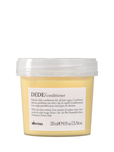 Transparente Dose mit leicht cremigem Conditioner der Marke Davines, Produktname „DEDE Conditioner“