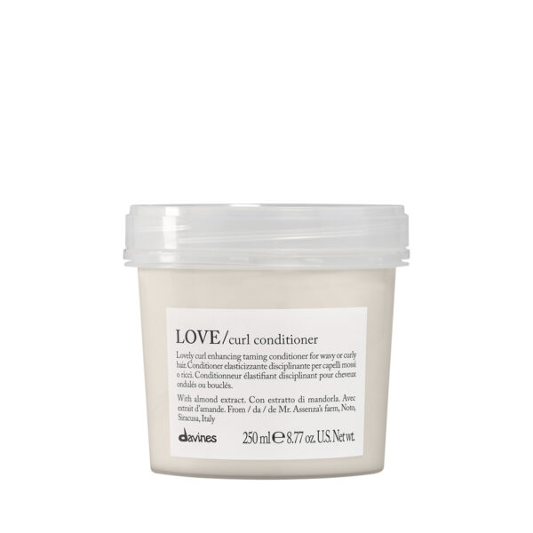 Transparente Dose mit cremigem Conditioner der Marke Davines, Produktname „LOVE Curl Conditioner“
