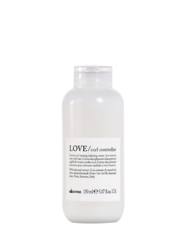 Transparente Tube mit Styling-Produkt der Marke Davines, Produktname „LOVE Curl Controller“