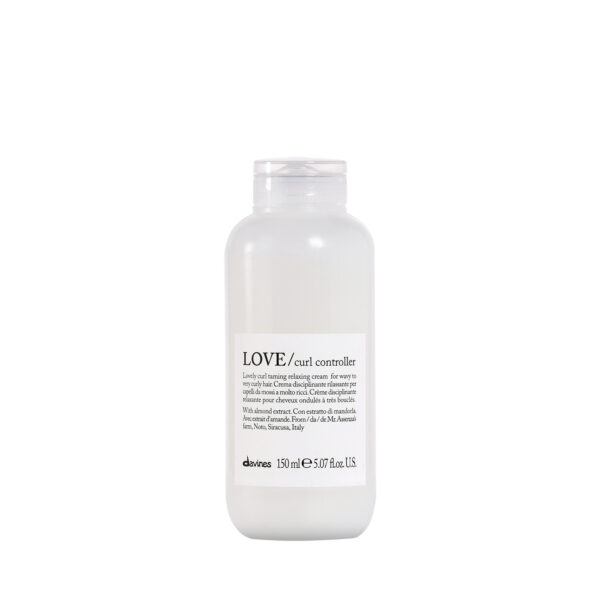 Transparente Tube mit Styling-Produkt der Marke Davines, Produktname „LOVE Curl Controller“