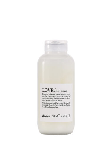 Transparente Tube mit reichhaltiger Haarcreme der Marke Davines, Produktname „LOVE Curl Cream“