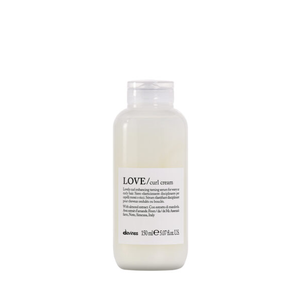 Transparente Tube mit reichhaltiger Haarcreme der Marke Davines, Produktname „LOVE Curl Cream“