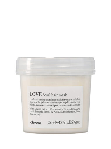 Transparente Dose mit cremiger Haarmaske der Marke Davines, Produktname „LOVE Curl Hair Mask“