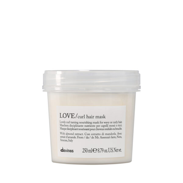 Transparente Dose mit cremiger Haarmaske der Marke Davines, Produktname „LOVE Curl Hair Mask“