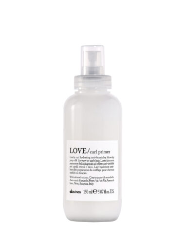 Transparente Sprühflasche mit leichtem Haarprimer der Marke Davines, Produktname „LOVE Curl Primer“