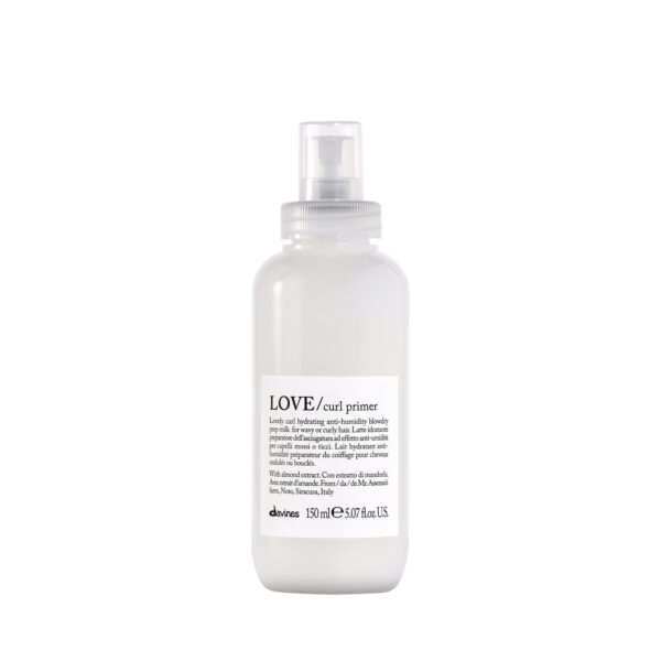 Transparente Sprühflasche mit leichtem Haarprimer der Marke Davines, Produktname „LOVE Curl Primer“