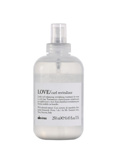 Transparente Sprühflasche mit revitalisierendem Haarpflegeprodukt der Marke Davines, Produktname „LOVE Curl Revitalizer