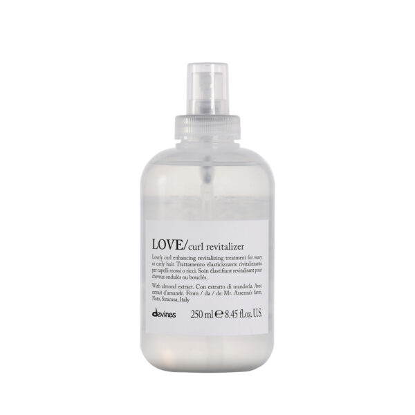 Transparente Sprühflasche mit revitalisierendem Haarpflegeprodukt der Marke Davines, Produktname „LOVE Curl Revitalizer