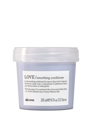 Transparente Dose mit cremigem Conditioner der Marke Davines, Produktname „LOVE Smoothing Conditioner“
