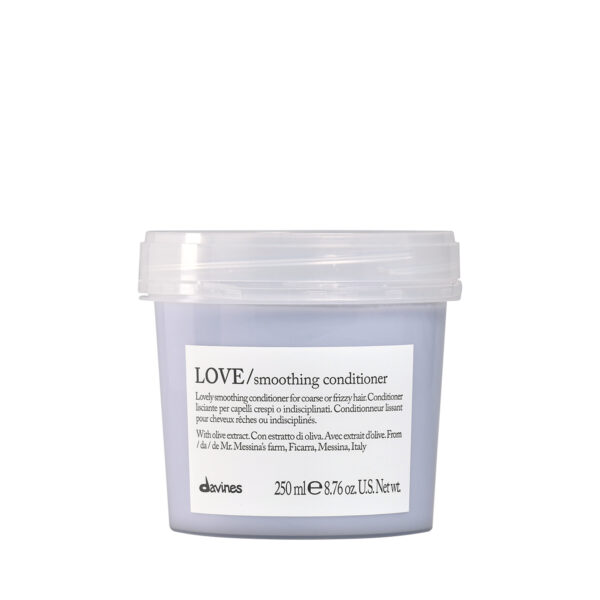 Transparente Dose mit cremigem Conditioner der Marke Davines, Produktname „LOVE Smoothing Conditioner“
