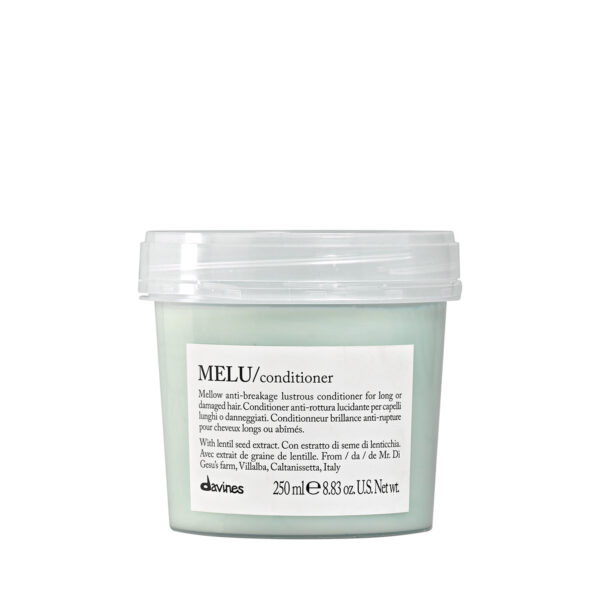 Transparente Dose mit weißem Conditioner der Marke Davines, Produktname „MELU Conditioner“