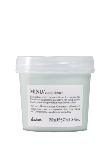 Transparente Dose mit violettem Conditioner der Marke Davines, Produktname „MINU Conditioner“