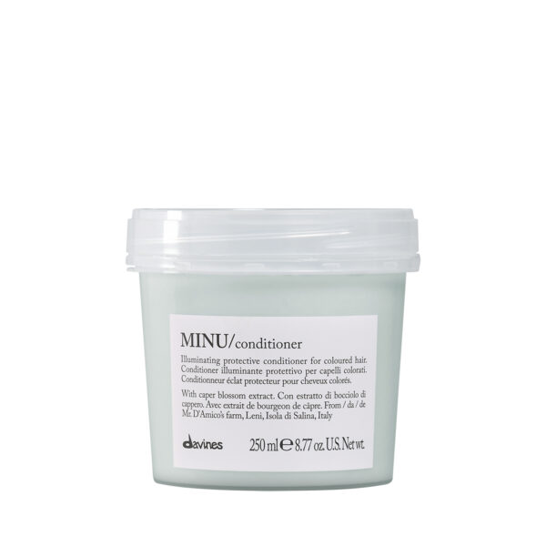 Transparente Dose mit violettem Conditioner der Marke Davines, Produktname „MINU Conditioner“
