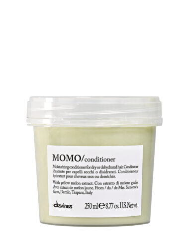 Transparente Dose mit hellgrünem Conditioner der Marke Davines, Produktname „MOMO Conditioner“
