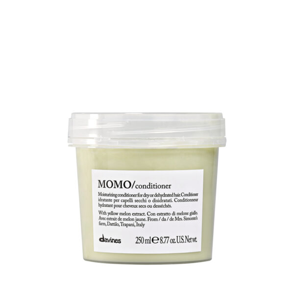 Transparente Dose mit hellgrünem Conditioner der Marke Davines, Produktname „MOMO Conditioner“