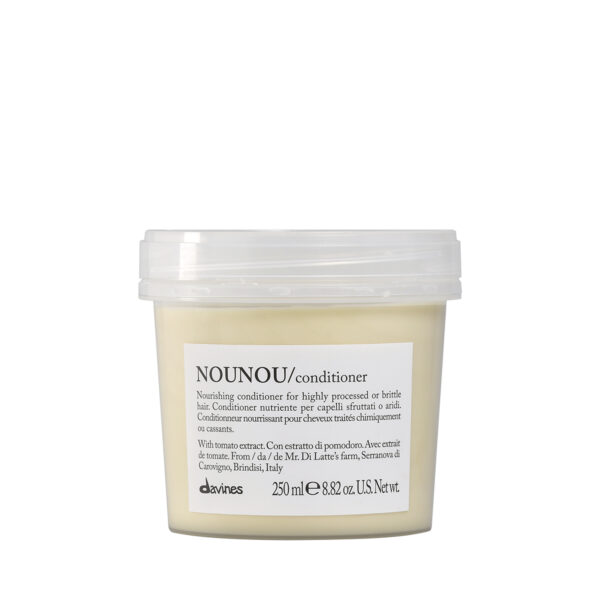 Transparente Dose mit cremefarbenem Conditioner der Marke Davines, Produktname „NOUNOU Conditioner“.