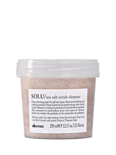 Transparente Flasche mit körnigem Peeling-Shampoo der Marke Davines, Produktname „SOLU Sea Salt Scrub Cleanser“
