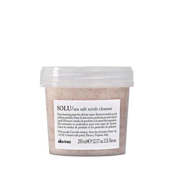 Transparente Flasche mit körnigem Peeling-Shampoo der Marke Davines, Produktname „SOLU Sea Salt Scrub Cleanser“