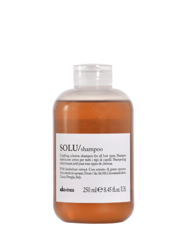 Davines SOLU Shampoo in 250 ml Flasche – tiefenreinigendes Shampoo für Haar und Kopfhaut.