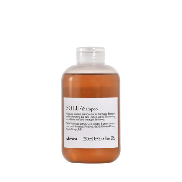 Davines SOLU Shampoo in 250 ml Flasche – tiefenreinigendes Shampoo für Haar und Kopfhaut.