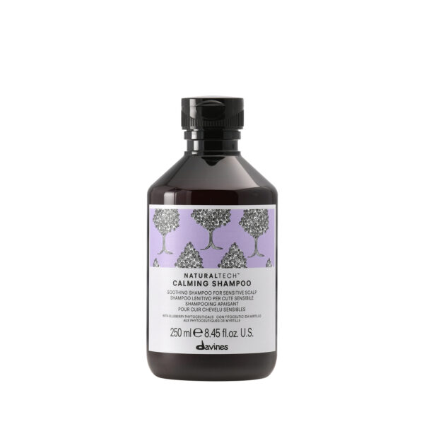 Transparente Flasche mit beruhigendem Shampoo der Marke Davines, Produktname „Calming Shampoo“