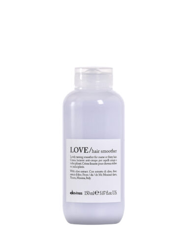 Transparente Tube mit glättender Haarcreme der Marke Davines, Produktname „LOVE Hair Smoother“