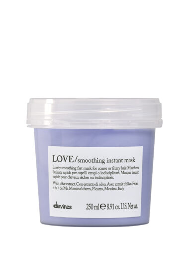 Transparente Dose mit glättender Haarmaske der Marke Davines, Produktname „LOVE Smoothing Instant Mask“