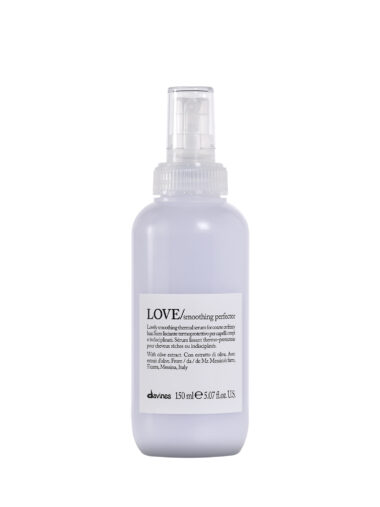 Transparente Sprühflasche mit glättendem Haarpflegeprodukt der Marke Davines, Produktname „LOVE Smoothing Perfector“