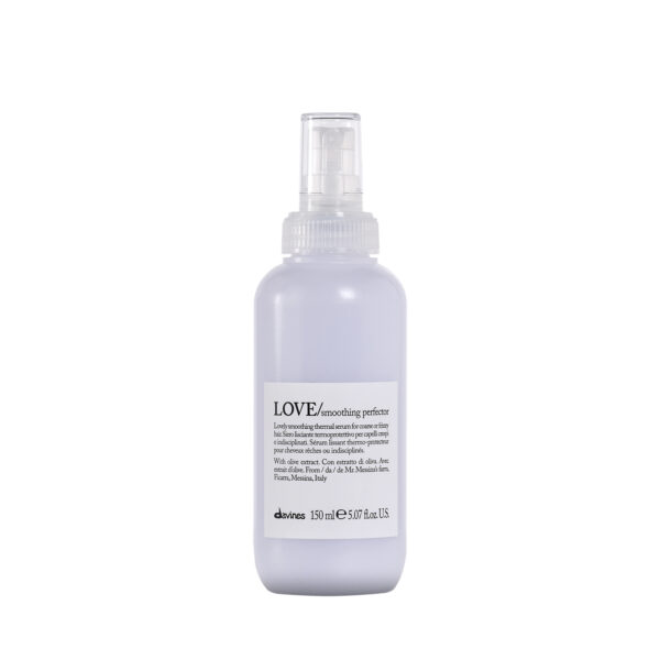 Transparente Sprühflasche mit glättendem Haarpflegeprodukt der Marke Davines, Produktname „LOVE Smoothing Perfector“