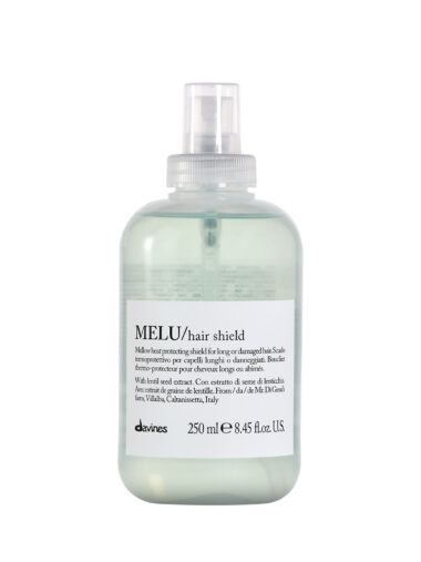 Transparente Sprühflasche mit schützendem Haarpflegeprodukt der Marke Davines, Produktname „MELU Hair Shield“