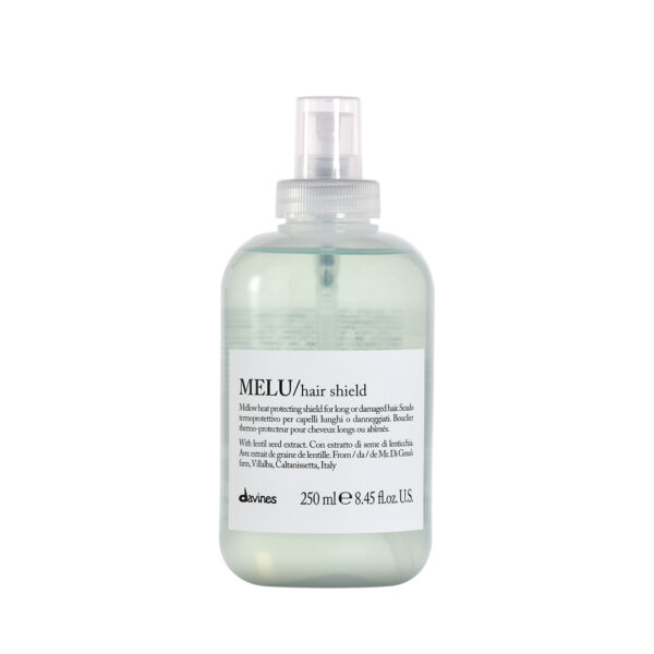 Transparente Sprühflasche mit schützendem Haarpflegeprodukt der Marke Davines, Produktname „MELU Hair Shield“
