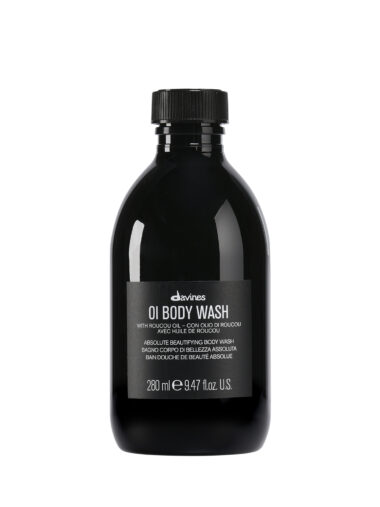 Transparente Flasche mit Duschgel der Marke Davines, Produktname „OI Body Wash“