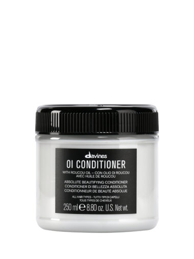 Transparente Dose mit pflegendem Conditioner der Marke Davines, Produktname „OI Conditioner“