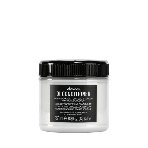 Transparente Dose mit pflegendem Conditioner der Marke Davines, Produktname „OI Conditioner“