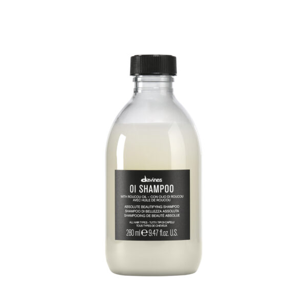 Transparente Flasche mit glänzendem Shampoo der Marke Davines, Produktname „OI Shampoo“