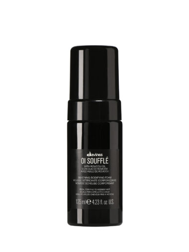 Transparente Dose mit leichter Haarcreme der Marke Davines, Produktname „OI Souffle“