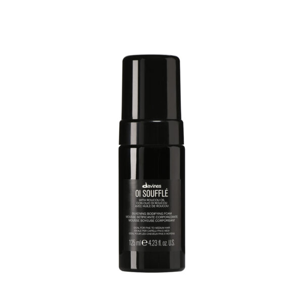 Transparente Dose mit leichter Haarcreme der Marke Davines, Produktname „OI Souffle“