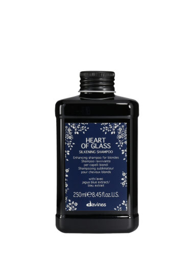 Transparente Flasche mit klärendem Shampoo der Marke Davines, Produktname „Heart of Glass Shampoo“
