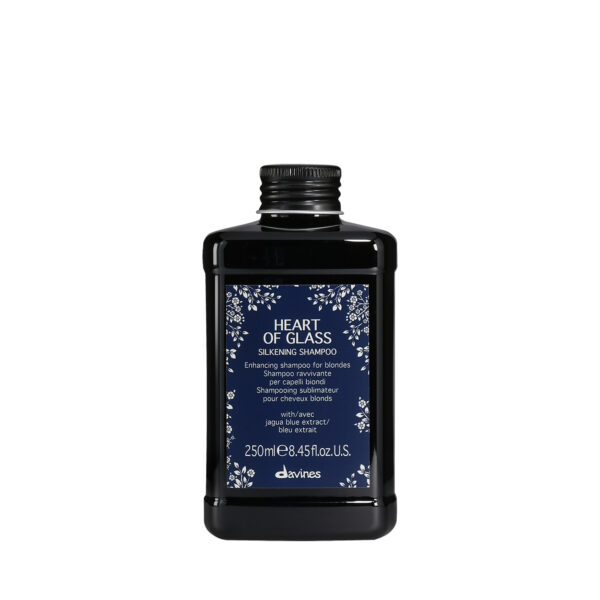 Transparente Flasche mit klärendem Shampoo der Marke Davines, Produktname „Heart of Glass Shampoo“