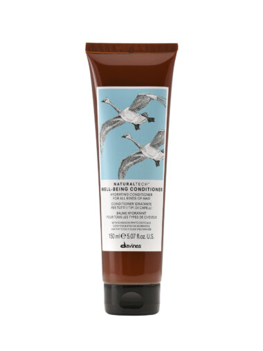 Transparente Dose mit pflegendem Conditioner der Marke Davines, Produktname „Well Being Conditioner“