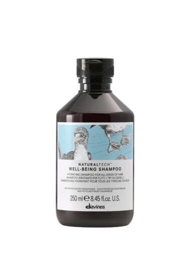 Transparente Flasche mit pflegendem Shampoo der Marke Davines, Produktname „Well Being Shampoo“