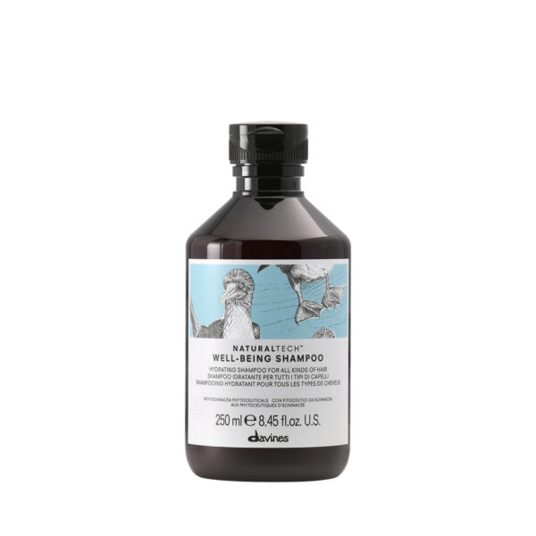 Transparente Flasche mit pflegendem Shampoo der Marke Davines, Produktname „Well Being Shampoo“