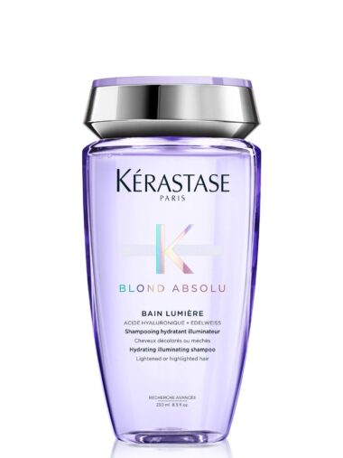 Transparente, hellblaue Flasche mit silberfarbenem Deckel, Produktname „Kérastase Blond Absolu Bain Lumière“