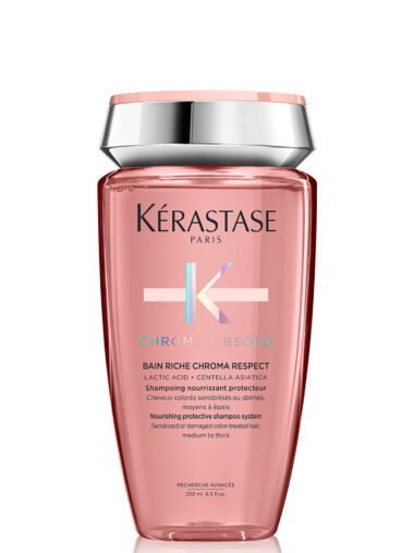 Roséfarbene Flasche mit reichhaltigem Farbpflege-Shampoo der Marke Kérastase, Produktname „Chroma Absolu Bain Riche Chroma Respect