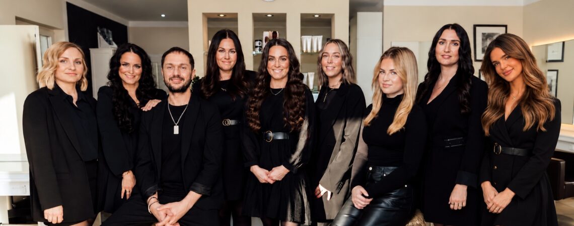 Gruppenfoto des Teams von Janine Schmidt HAIR DESIGN im Friseursalon in Leverkusen.